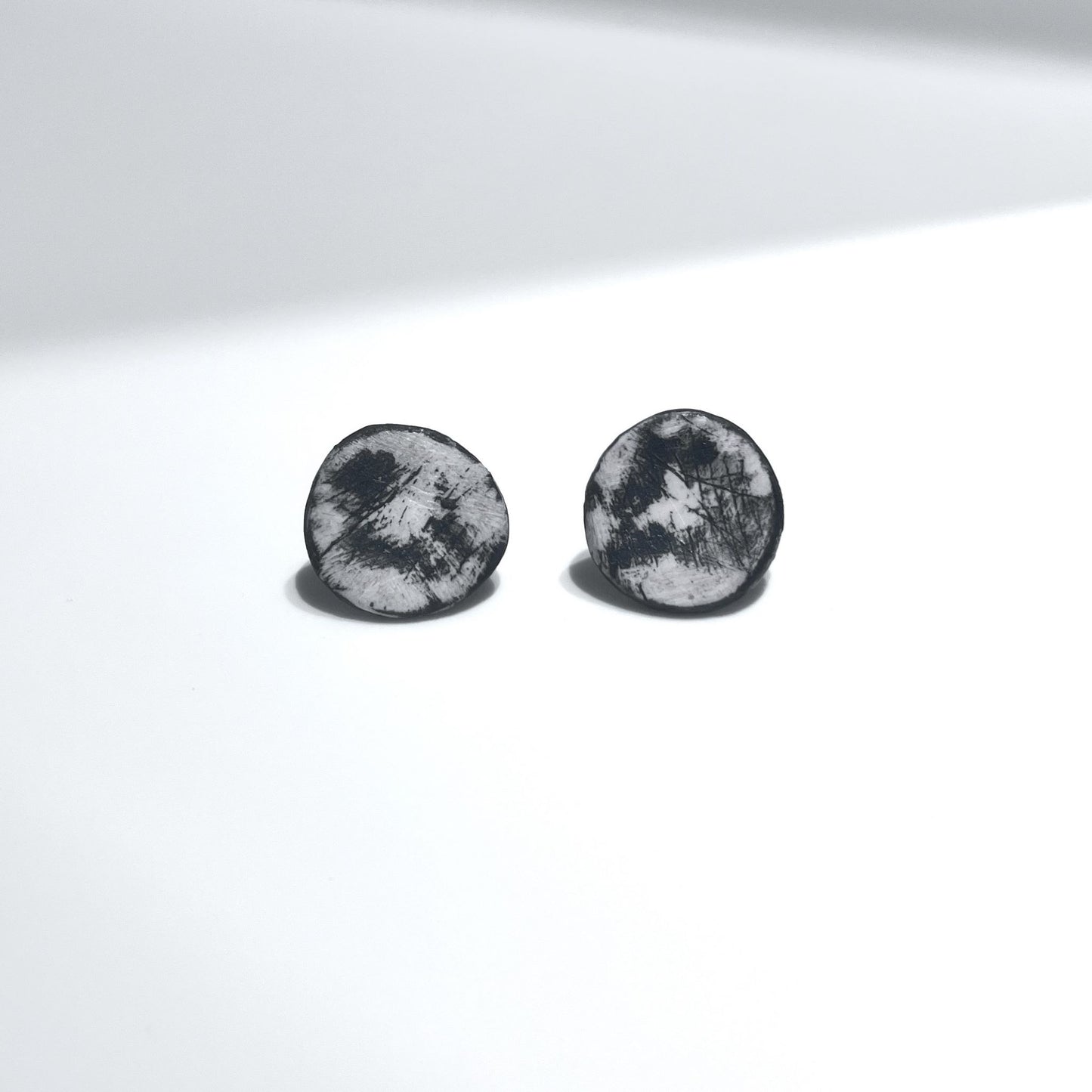 Alistos Black & White Earrings